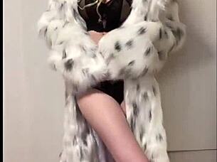 Elza Kom's sexy dance and blowjob in lingerie is super hot!