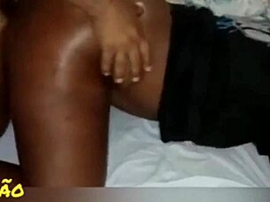 enchendo o cuzinho de leite com big black cock