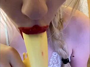 Elza Kom's sexy dance and blowjob in lingerie is super hot!