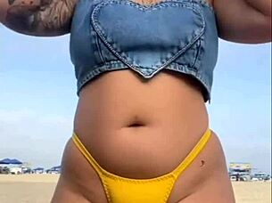 i maid the guy get a hard dik on the beech by flashing.