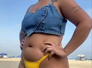 i maid the guy get a hard dik on the beech by flashing.