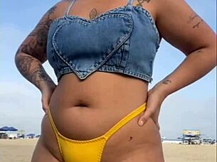 i maid the guy get a hard dik on the beech by flashing.