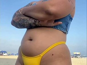 i maid the guy get a hard dik on the beech by flashing.