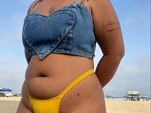 i maid the guy get a hard dik on the beech by flashing.