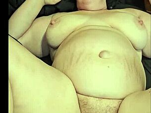 milf foot fucks deep in pussy?