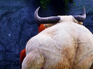 牛头怪蹂躏毛茸狐狸和老虎女孩！雨中狂野户外罪恶！