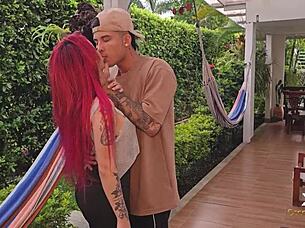 Knullar min bästa väns fru i bilen med själv-sugande action