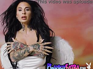 يا، milf عارية angel joanna angel تكشف جانبها الجذاب ووشومها الجنسية! 😍