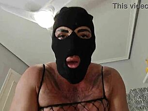 आदेश मानते हुए मस्कुलर परिपक्व को ट्रेलर में जोरदार चोदाई