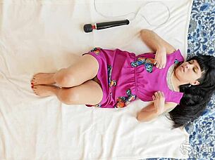 Yanks MILF Jade T Fucks Her Hitachi To Orgasm!