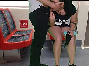 A Garota de Vestido Sem Calcinha no Trem Deu uma Punheta para um Estranho e um Boquete em Público