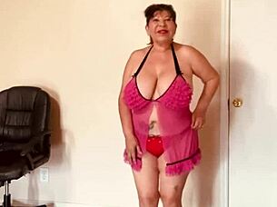 i masturbate while playing with my big tits and sexy body.