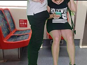 A Garota de Vestido Sem Calcinha no Trem Deu uma Punheta para um Estranho e um Boquete em Público