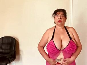 i masturbate while playing with my big tits and sexy body.