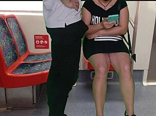 A Garota de Vestido Sem Calcinha no Trem Deu uma Punheta para um Estranho e um Boquete em Público