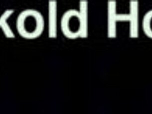 bbw safada chamou uns amigos para consertarem tv e recompensou os caras com sexo