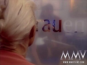 Erotyczne kurwy biorą duże kutasy w retro scenach