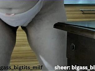 어, 딜도로 테이블에서 자위하라고 했는데, 스타킹에 젖었어 내 커브 몸매로!