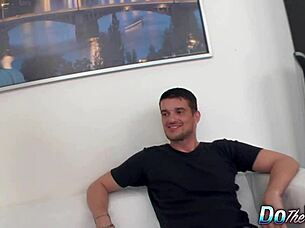 หนุ่มดำเจาะอลิเซีย โจนส์ ขณะสามีดูอย่างหมดหนทาง