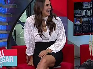 I accidentally saw Paola Rojas' upskirt and couldn't look away