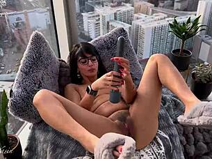 Aaliyah Plays with Her Pussy in Solo Fun 😘