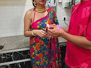 Завареният син учи използването на презерватив от мащехата с крем пай край