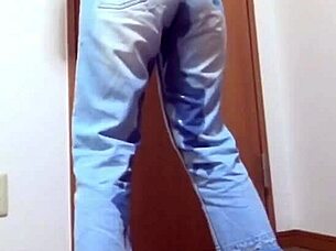 a girl pees her jeans because her bro is using the bathroom 🚽