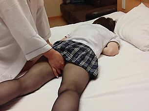 أشتهي تمزيق الجوارب على هذه الفتاة المدرسية 18+ للجنس الخام! 😈