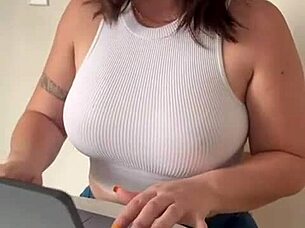 la nueva empleada nalgona gets a blowjob and cumshot from milf