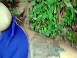 Chupando a rola mucha do guia na floresta