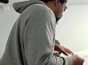 Petualangan suami porno gemuk di balik layar.