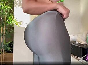 Big ass blondie teases in leggings?
