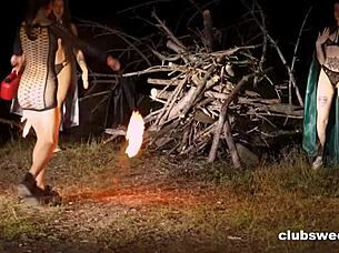 ليلة هالوين أصبحت برية مع أفعال ليزبية في الهواء الطلق تحت القمر المسكون