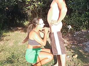 Safado nussii häntä metsässä