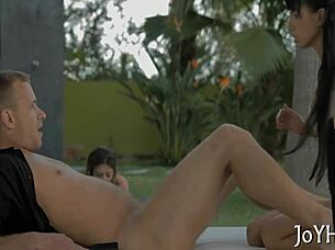 법적 나이 틴 18+ 목에 좆 쑤셔넣고 하드코어 섹스