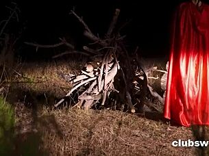 ليلة هالوين أصبحت برية مع أفعال ليزبية في الهواء الطلق تحت القمر المسكون