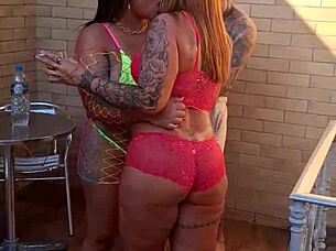 Milf rabuda sitting on tattooed guy's pierced nipples cock