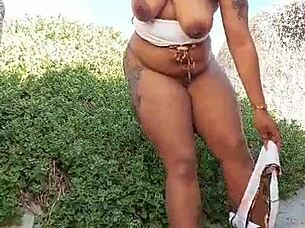 ebony girl squirts pussy outdoors with big lips