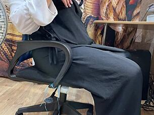 Arab babe masturbates while watching porn 😏