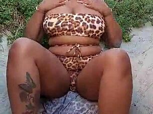 ebony girl squirts pussy outdoors with big lips