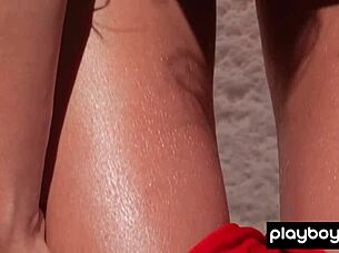 ว้าว! ชม Julia Zu ถอดเสื้อโชว์หุ่นธรรมชาติข้างสระว่ายน้ำ