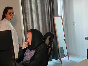 พี่สาวเซ็กซี่ของฉันรบกวนฉันจากการเทรดด้วยร่างกายเธอ