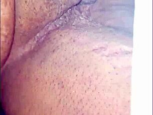 Ona se poči, potem ji oblizem suho mokro pičko z prstovanjem in lizanjem na prostem