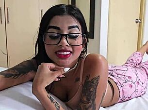 My stepsister sucks my dick and fucks me because her friend said it's delicious 😋