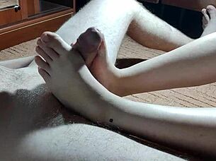 对着我的腿打飞机，渴望射精