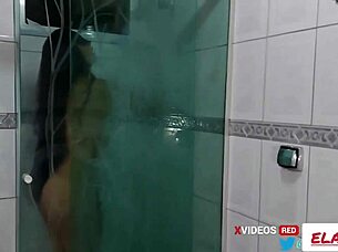 onde minhas putarias comecaram com o encanador quando meu marido viajou e eu dei a buceta pra ele arrumar o chuveiro paguei com uma trepada o corno nao deixou dinheiro