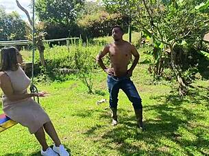 La patrona de la finca seduces a naked worker from the pool.