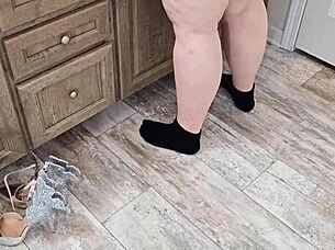 big ass female boss let janitor took her panty off and eat her pussy