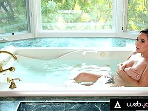 I joined my best friend Kendra in the bathtub for a wet sesson before her date