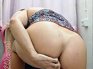 I'm showin my pussy to the naughty guys who wanna fuck it, meet me at the motel and come pound me hard